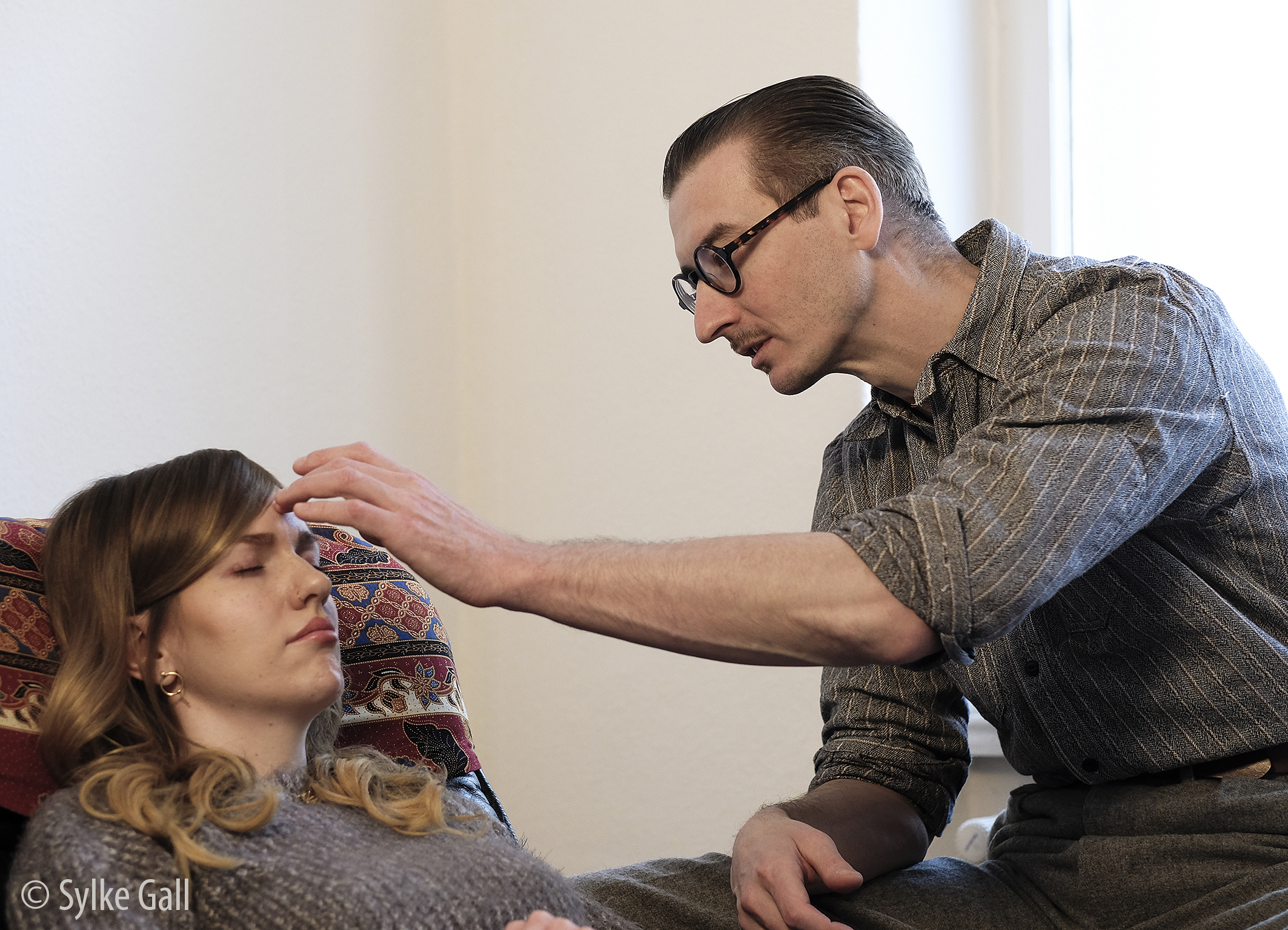 Moritz Rudolf bei einer Hypnose-Induktion in seiner Praxis